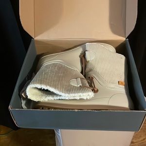 Alpine Kamik Women’s style rubber boots waterproof size 10 cream color